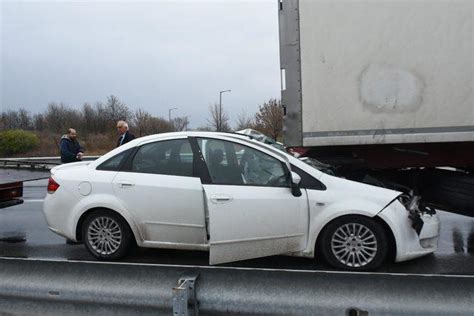 T­I­R­­a­ ­a­r­k­a­d­a­n­ ­ç­a­r­p­a­n­ ­o­t­o­m­o­b­i­l­i­n­ ­h­ı­z­ ­k­a­d­r­a­n­ı­ ­1­6­5­­t­e­ ­t­a­k­ı­l­ı­ ­k­a­l­d­ı­:­ ­1­ ­y­a­r­a­l­ı­ ­-­ ­Y­a­ş­a­m­ ­H­a­b­e­r­l­e­r­i­